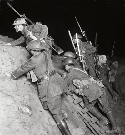 In verzweifelten Kämpfen während der Nacht widerstehen wir tapfer dem wütenden Ansturm bei Moray von English Photographer